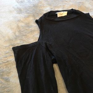 Cold shoulder long sleeve!